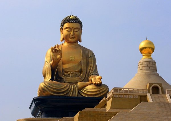 La statue bouddha femme : une touche zen pour votre déco